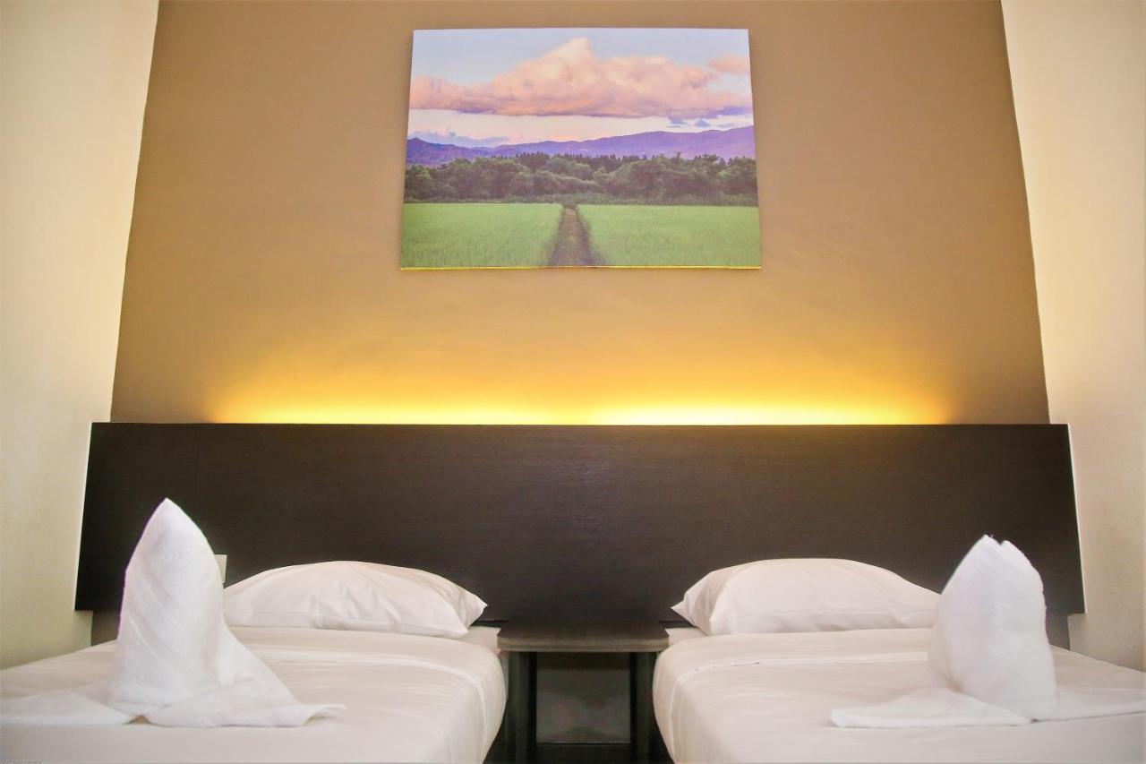Padi Padi Hotel Kangar Buitenkant foto